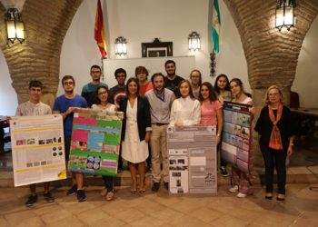 LA ALCALDESA RECIBE A LOS ALUMNOS DEL I.E.S. ‘MARTÍN RIVERO’ QUE PARTICIPARÁN EN EL CERTAMEN NACIONAL ‘CIENCIA EN ACCIÓN’