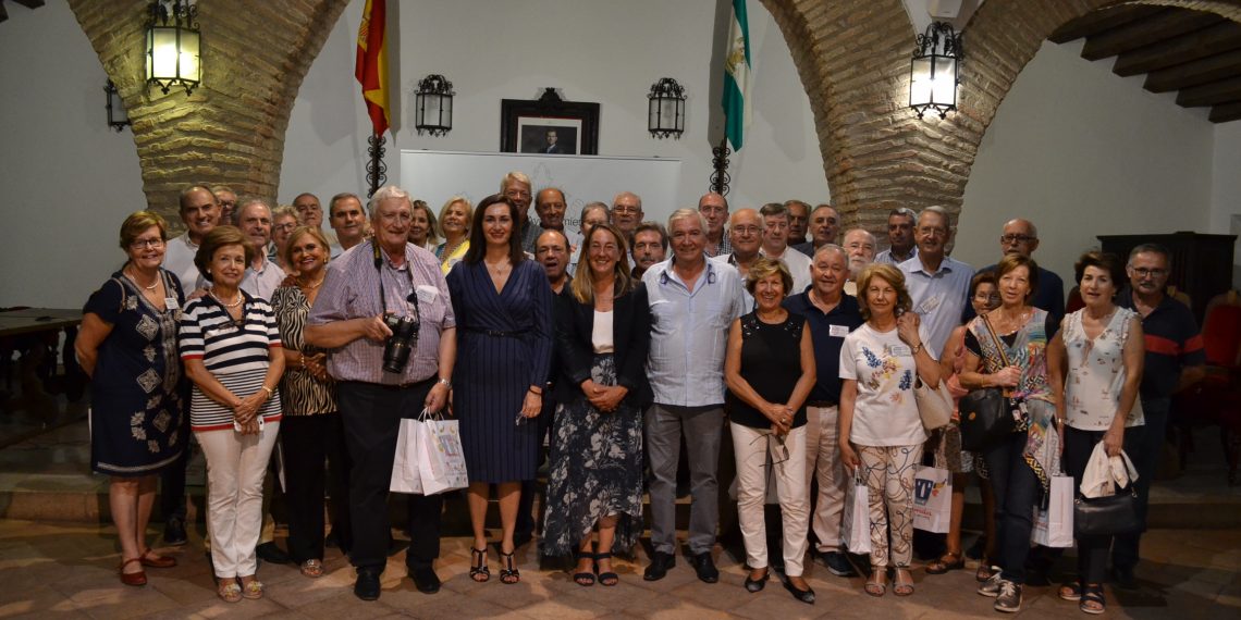 EL AYUNTAMIENTO RECIBE A UN GRUPO DE ANTIGUOS ESTUDIANTES DE LA IPS QUE JURARON DE NUEVO BANDERA TRAS 50 AÑOS