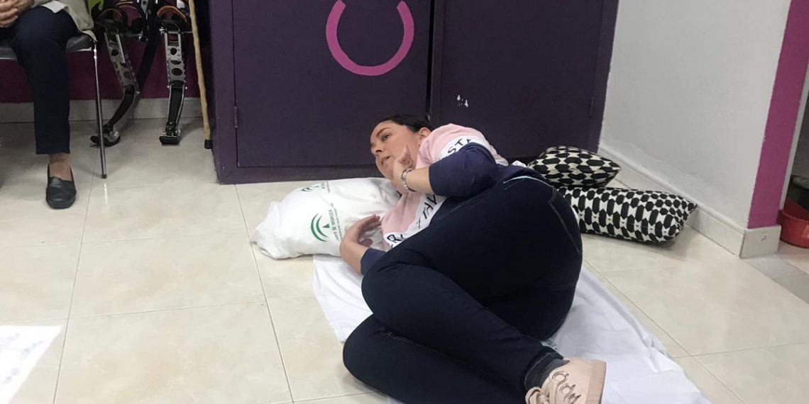 Profesionales del centro de salud de Algatocín imparten un taller sobre higiene postural en la localidad de Benadalid