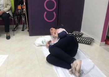 Profesionales del centro de salud de Algatocín imparten un taller sobre higiene postural en la localidad de Benadalid