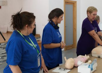 Una médica especialista en Medicina Familiar y Comunitaria del Área Sanitaria Serranía de Málaga imparte un taller de RCP a las asociaciones Fibro-Ronda y Fidelis et Fortis