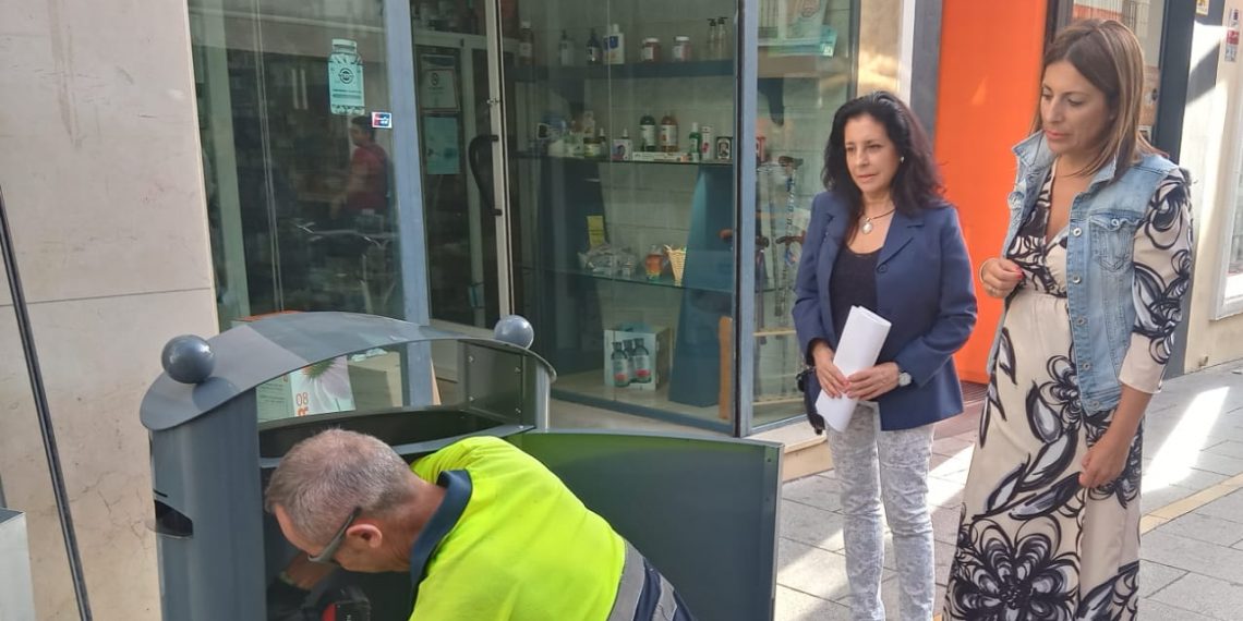EL AYUNTAMIENTO INICIA LA COLOCACIÓN DE TREINTA NUEVAS PAPELERAS EN LA CALLES ESPINEL, DUPLICANDO LAS EXISTENTES