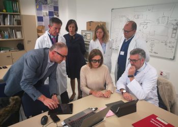 La alcaldesa visita la Unidad de Laboratorios del Hospital para conocer de cerca el funcionamiento de un prototipo de asistencia técnica en remoto