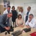 La alcaldesa visita la Unidad de Laboratorios del Hospital para conocer de cerca el funcionamiento de un prototipo de asistencia técnica en remoto