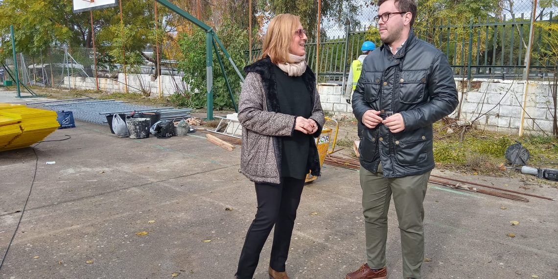 LA JUNTA INICIA EL ARREGLO DEL MURO DEL COLEGIO VIRGEN DE LA CABEZA DAÑADO POR EL TEMPORAL DE HACE DOS AÑOS