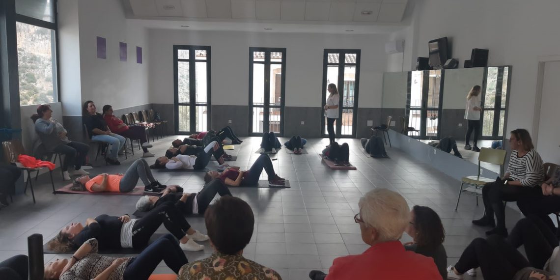 Una treintena de personas cuidadoras participan en un taller de autocuidados organizado por la Unidad de Gestión Clínica de Benaoján
