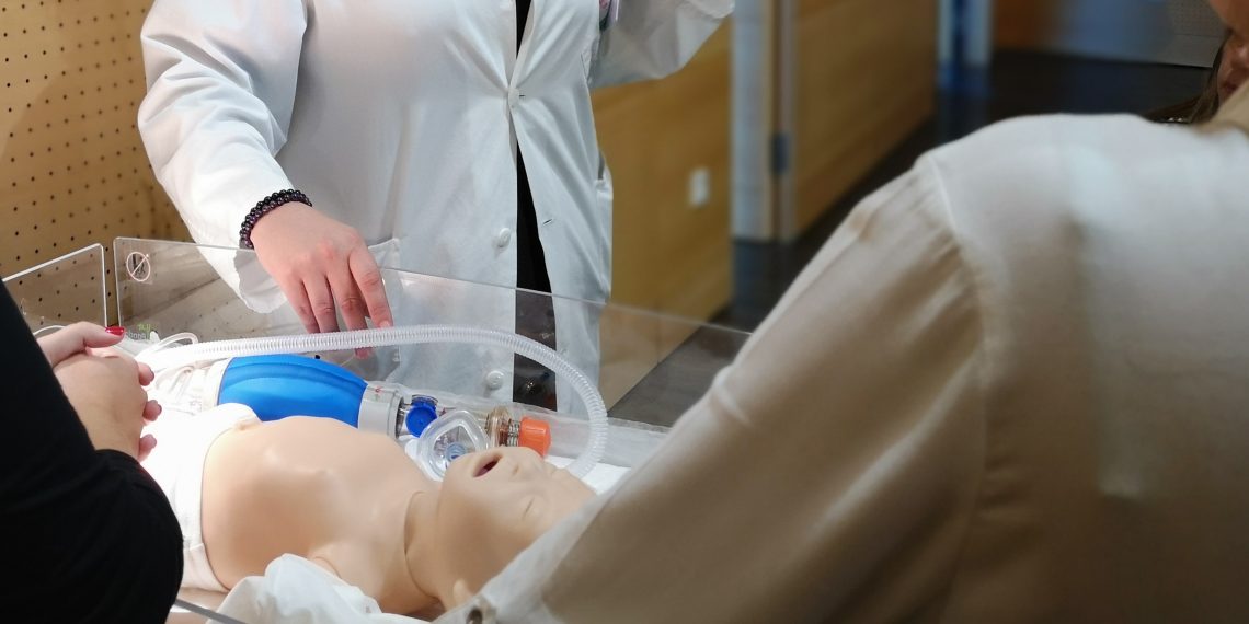 Profesionales de la salud del Área de Gestión Sanitaria Serranía de Málaga perfeccionan sus conocimientos en reanimación neonatal