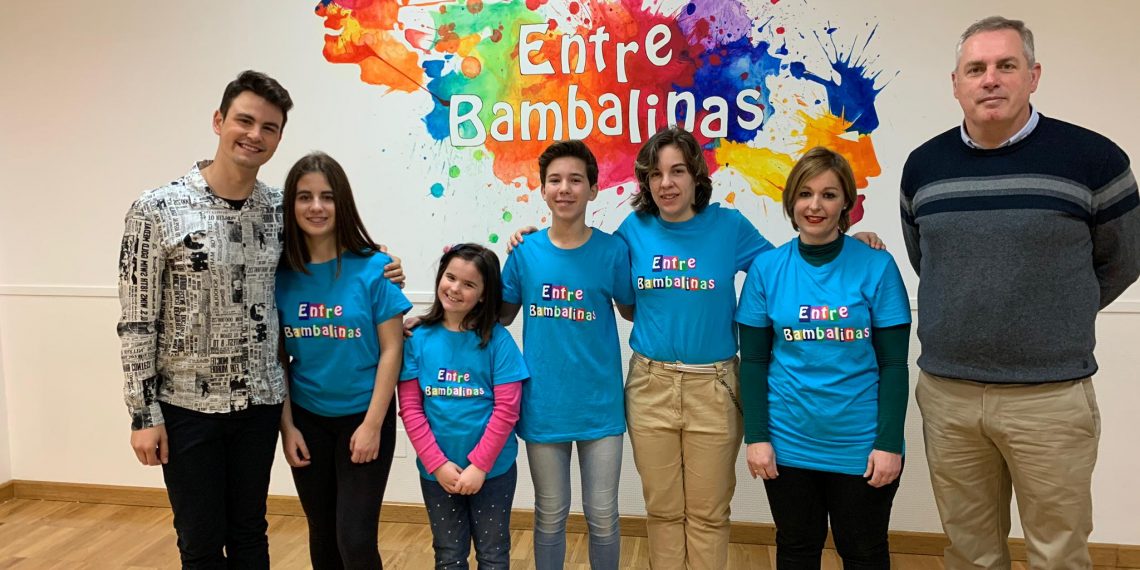 LA ESCUELA DE ARTES ESCÉNICAS ‘ENTRE BAMBALINAS’ PRESENTA SUS ACTIVIDADES NAVIDEÑAS JUNTO AL AYUNTAMIENTO
