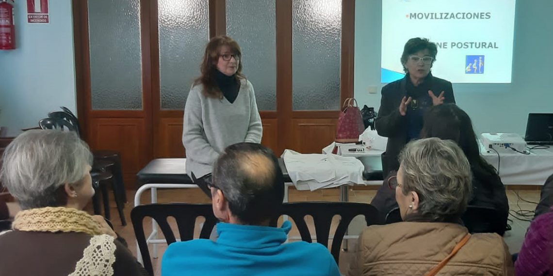 Profesionales del Área Sanitaria Serranía de Málaga ofrecen un taller sobre movilizaciones e higiene postural a la Asociación ABUAL