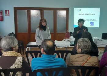 Profesionales del Área Sanitaria Serranía de Málaga ofrecen un taller sobre movilizaciones e higiene postural a la Asociación ABUAL