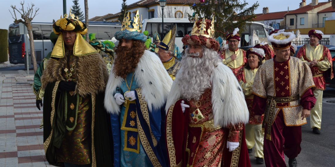Los Reyes Magos y sus séquitos prosiguen con su agenda de visitas