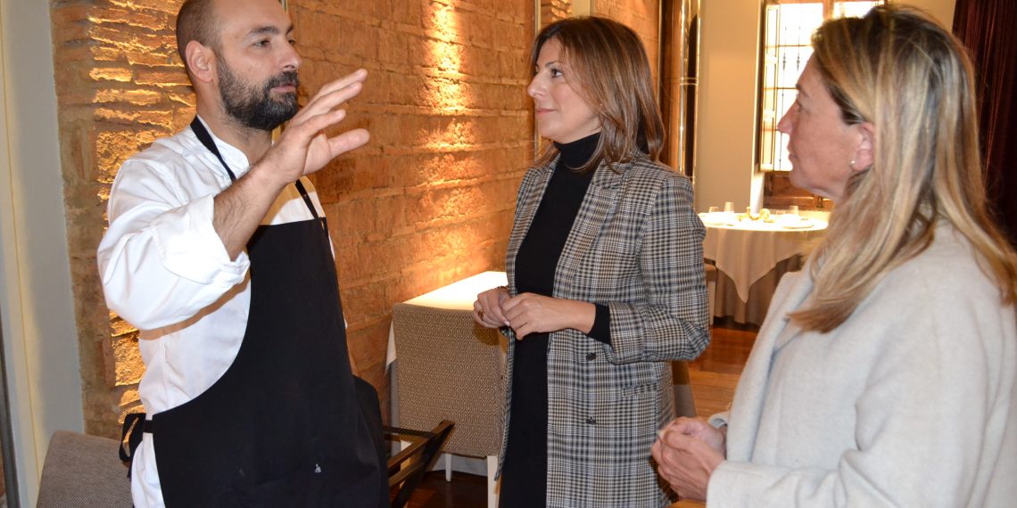 LA ALCALDESA VISITA EL RESTAURANTE ‘BARDAL’ PARA FELICITAR A SU CHEF, BENITO GÓMEZ, POR LA SEGUNDA ESTRELLA ‘MICHELÍN’