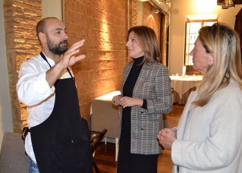 LA ALCALDESA VISITA EL RESTAURANTE ‘BARDAL’ PARA FELICITAR A SU CHEF, BENITO GÓMEZ, POR LA SEGUNDA ESTRELLA ‘MICHELÍN’