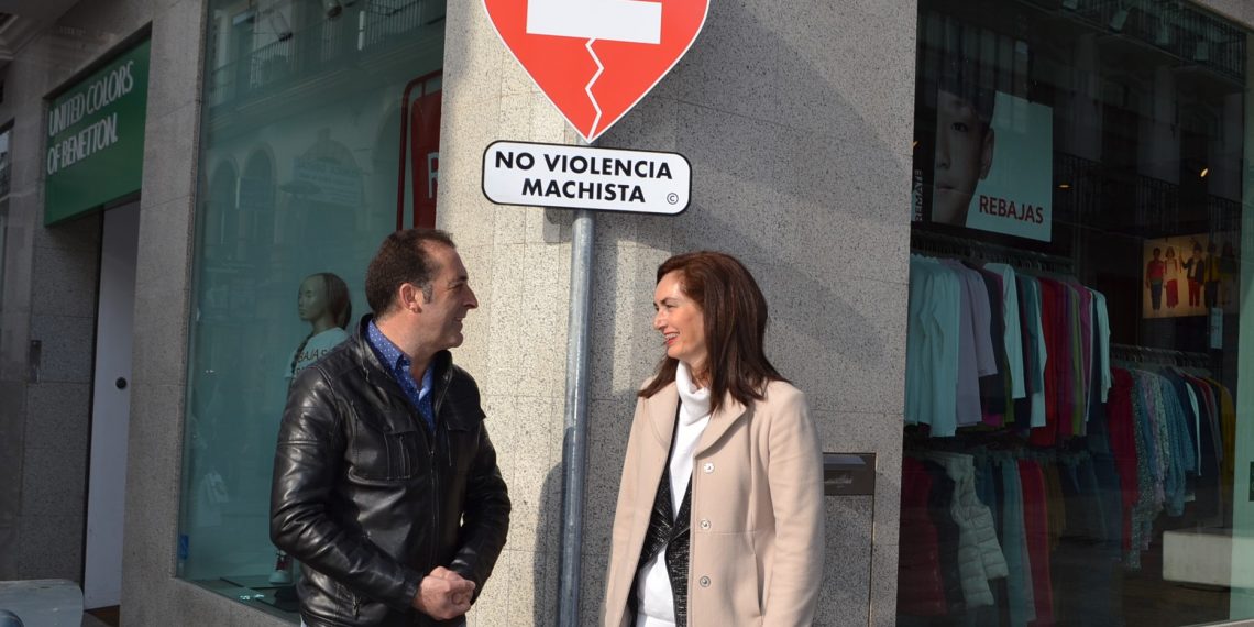 EL AYUNTAMIENTO SE SUMA A LA CAMPAÑA DE DIPUTACIÓN CONTRA LA VIOLENCIA DE GÉNERO SITUANDO UNA SEÑAL AL EFECTO EN EL CENTRO