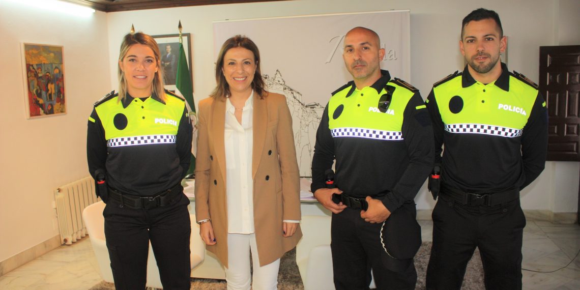 LA ALCALDESA RECIBE A LOS TRES NUEVOS POLICÍAS LOCAL QUE COMIENZAN HOY SU PERIODO DE PRÁCTICAS EN EL CUERPO