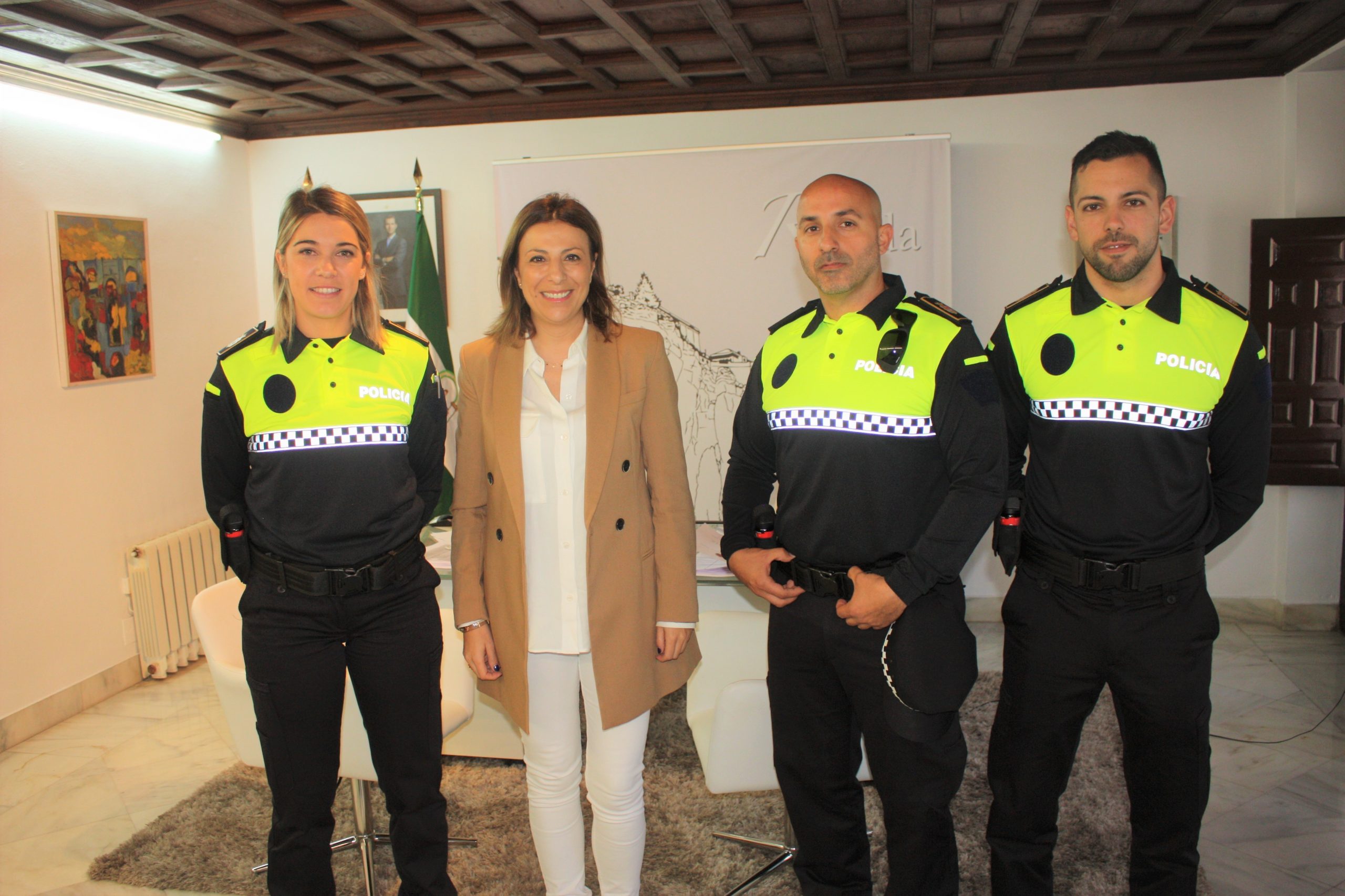 La Alcaldesa Recibe A Los Tres Nuevos PolicÍas Local Que Comienzan Hoy Su Periodo De PrÁcticas 