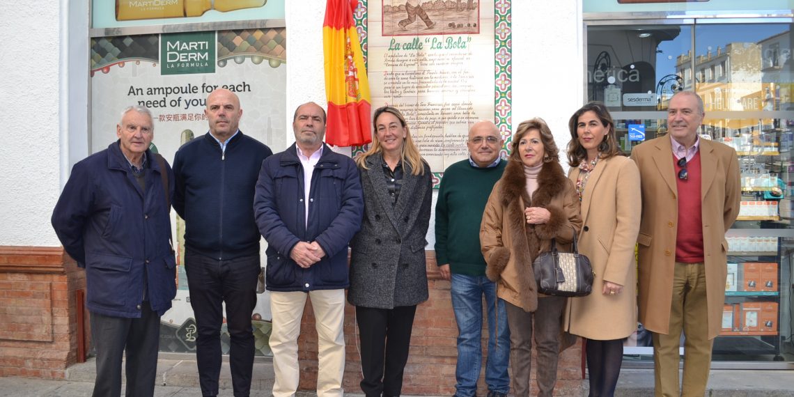 EL AYUNTAMIENTO DESCUBRE EN LA CALLE ESPINEL UN MOSAICO QUE EXPLICA POR QUÉ SE CONOCE A ESTA VÍA COMO CALLE DE ‘LA BOLA’