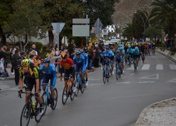 CIENTOS DE AFICIONADOS DISFRUTAN DE LA VUELTA CICLISTA A ANDALUCÍA A SU PASO POR RONDA