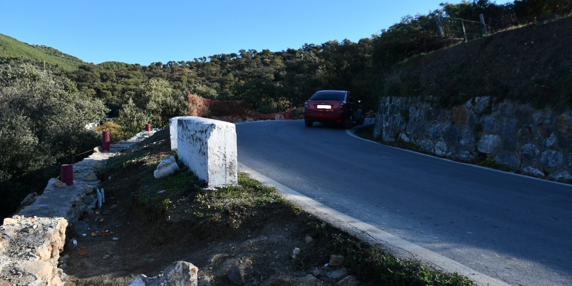 FARAJÁN ENSANCHA Y MEJORA UN PUNTO CONFLICTIVO DE LA CARRETERA MA-7302