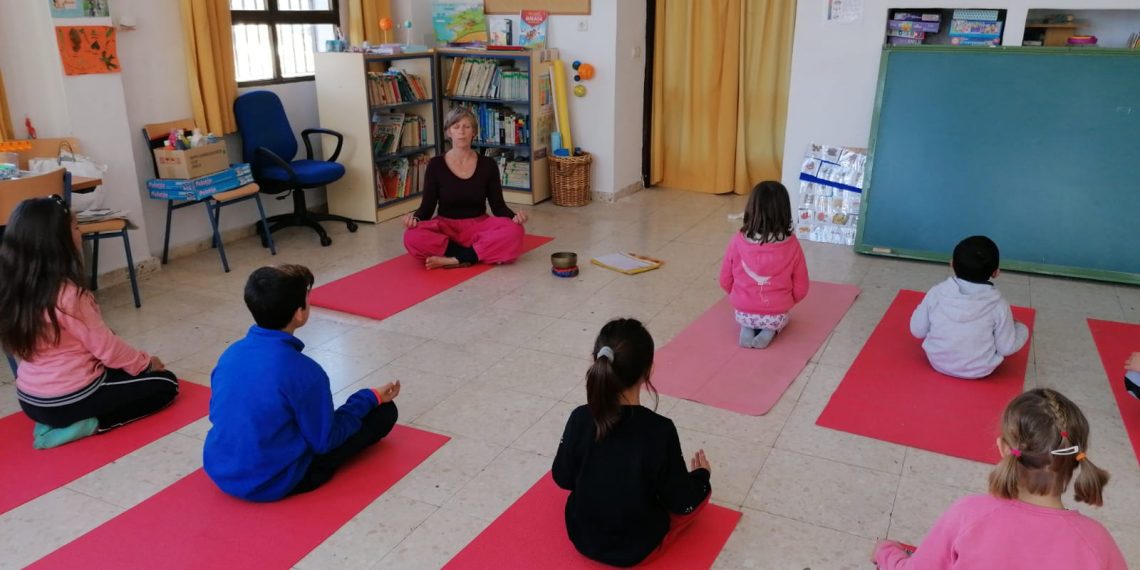 LOS ALUMNOS DEL COLEGIO DE PARAUTA RECIBEN CLASES DE YOGA