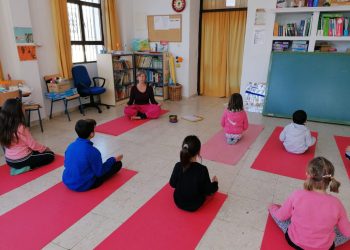 LOS ALUMNOS DEL COLEGIO DE PARAUTA RECIBEN CLASES DE YOGA
