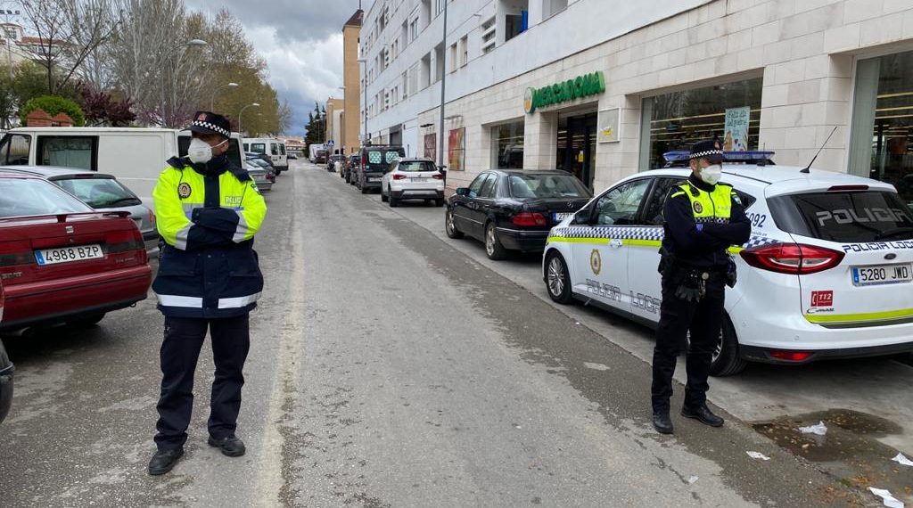 LA POLICÍA LOCAL DETIENE A UN HOMBRE POR INTENTO DE ROBO EN UN COMERCIO Y SIGUE SANCIONANDO A VIANDANTES