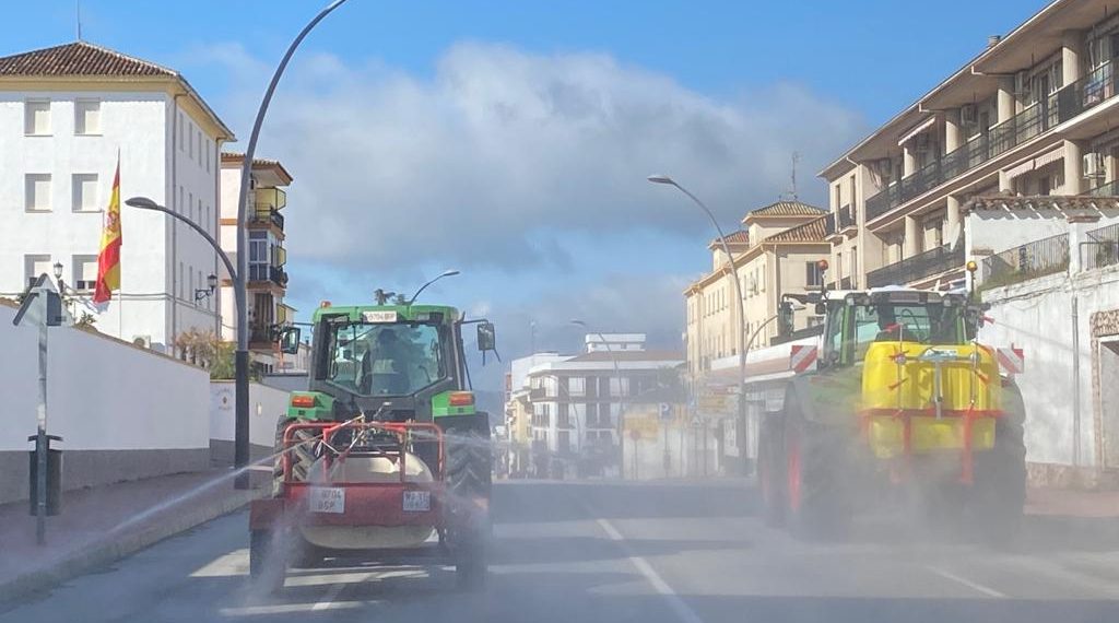 AGRICULTORES SE UNEN CON SUS TRACTORES A SOLIARSA EN LA LABORES DE LIMPIEZA Y DESINFECCIÓN DE LA CIUDAD