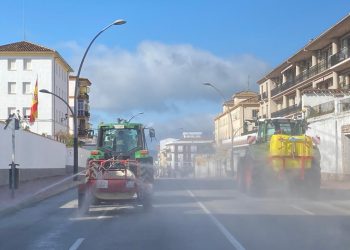 AGRICULTORES SE UNEN CON SUS TRACTORES A SOLIARSA EN LA LABORES DE LIMPIEZA Y DESINFECCIÓN DE LA CIUDAD