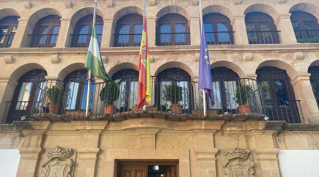 LAS BANDERAS ONDEARÁN A MEDIA ASTA EN SEÑAL DE RECUERDO A LOS FALLECIDOS POR EL CORONAVIRUS