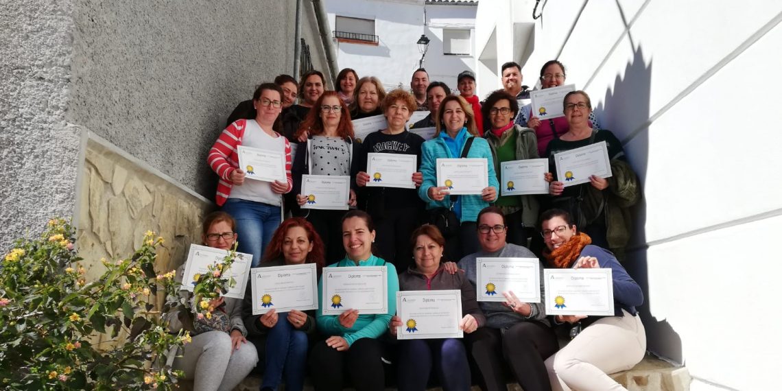 Profesionales del centro de salud de Benaoján ofrecen consejos sobre autocuidados a personas cuidadoras