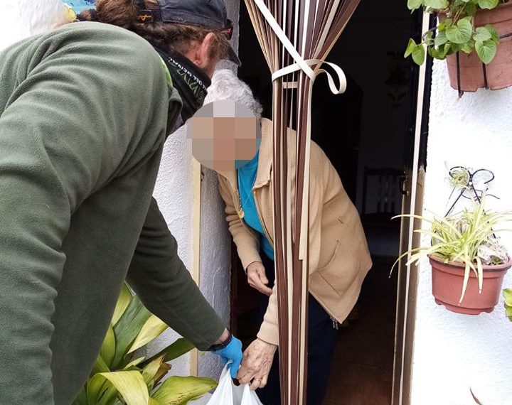 REPARTEN COMPRAS A MAYORES Y CHUCHERÍAS A NIÑOS DE PARAUTA