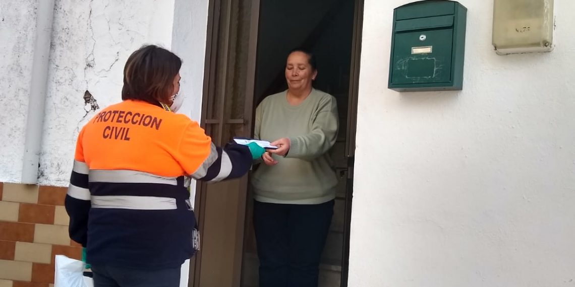 REPARTEN MASCARILLAS A TODOS LOS VECINOS DE ALGATOCÍN Y SALITRE
