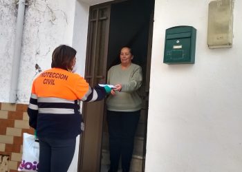 REPARTEN MASCARILLAS A TODOS LOS VECINOS DE ALGATOCÍN Y SALITRE