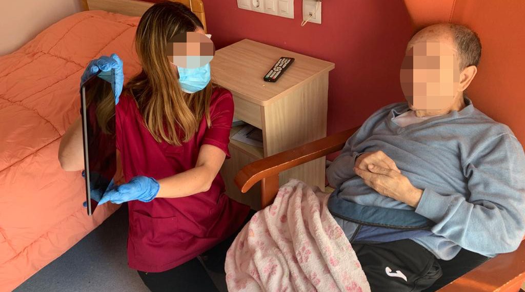 Facilitan la comunicación a los ancianos de Faraján