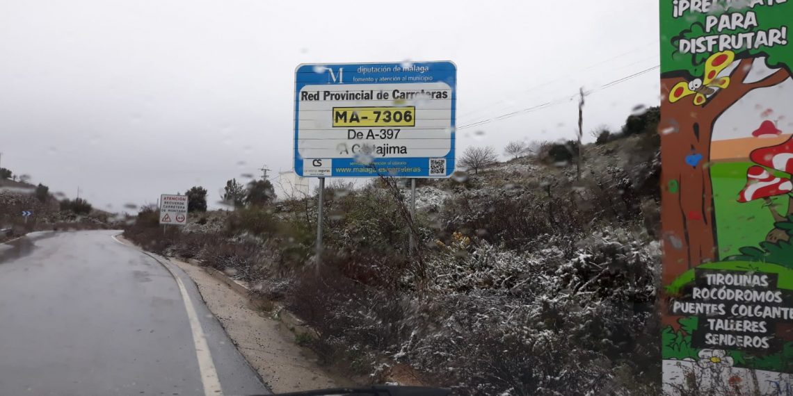 La Diputación moviliza a los equipos de mantenimiento de carreteras tras la nevada de esta mañana en la provincia
