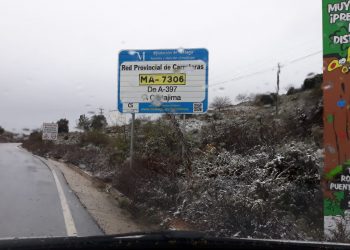 La Diputación moviliza a los equipos de mantenimiento de carreteras tras la nevada de esta mañana en la provincia