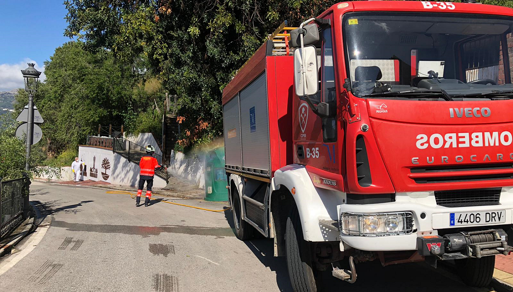 Los efectivos del Consorcio Provincial de Bomberos de la Diputación de Málaga continúan con la desinfección de residencias, hospitales comarcales y centros de salud de la provincia