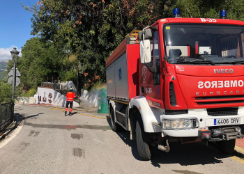 Los efectivos del Consorcio Provincial de Bomberos de la Diputación de Málaga continúan con la desinfección de residencias, hospitales comarcales y centros de salud de la provincia