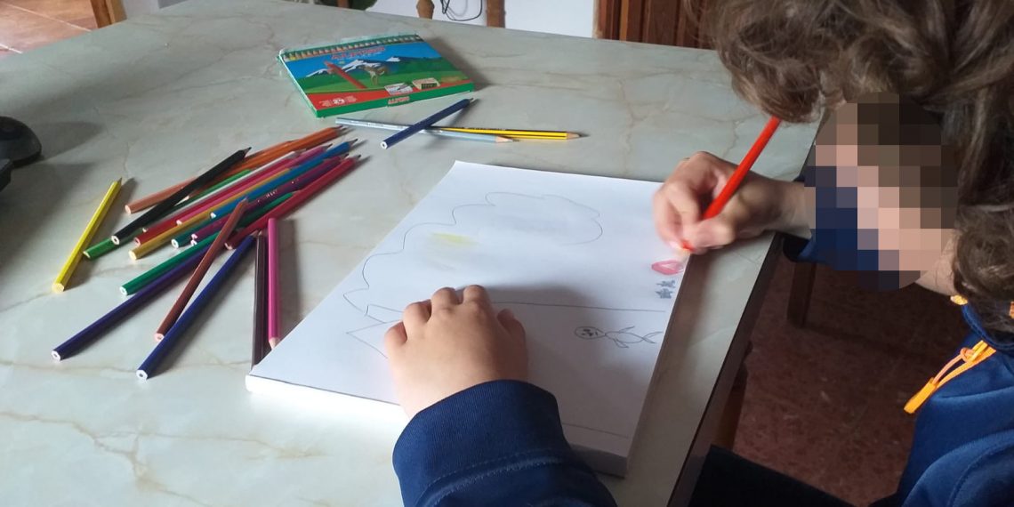 NIÑOS DE BENALAURÍA DIBUJAN EL PUEBLO DESDE SUS CASAS