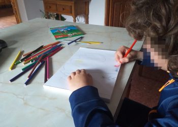 NIÑOS DE BENALAURÍA DIBUJAN EL PUEBLO DESDE SUS CASAS