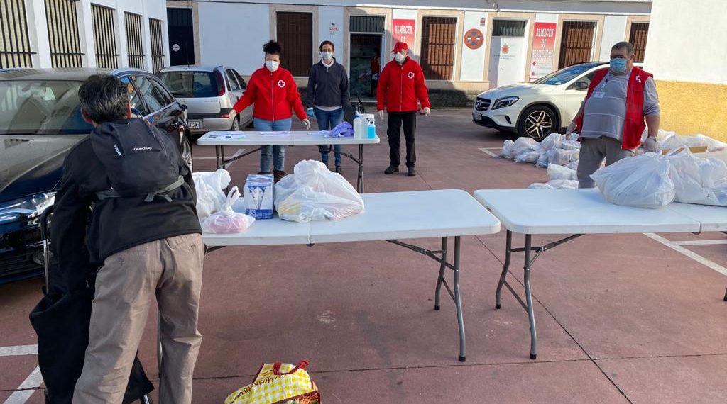 BIENESTAR SOCIAL Y CRUZ ROJA REALIZAN UN NUEVO REPARTO DE ALIMENTOS A MÁS DE 360 FAMILIAS