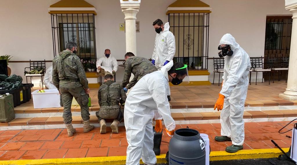 La Legión lleva a cabo tareas de desinfección en las residencias de mayores de Ronda