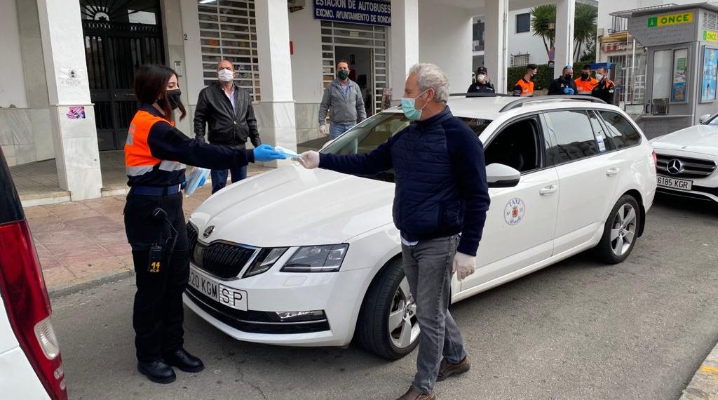 EL AYUNTAMIENTO COMIENZA EL REPARTO DE MÁS DE 2.500 MASCARILLAS EN EL TRANSPORTE PÚBLICO Y COOPERATIVAS DE ALIMENTACIÓN