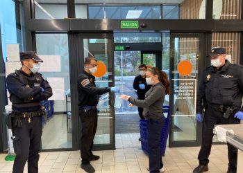 EL AYUNTAMIENTO DE RONDA CONTINÚA EL   REPARTO DE MASCARILLAS QUE HA AMPLIADO   A VARIOS SUPERMERCADOS DE LA CIUDAD
