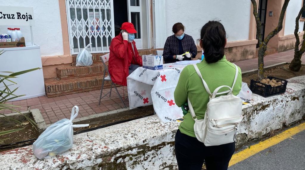 EL AYUNTAMIENTO Y CRUZ ROJA REALIZAN UN REPARTO DE ALIMENTOS PARA CINCUENTA FAMILIAS CON MENORES DE ENTRE 4 Y 8 AÑOS