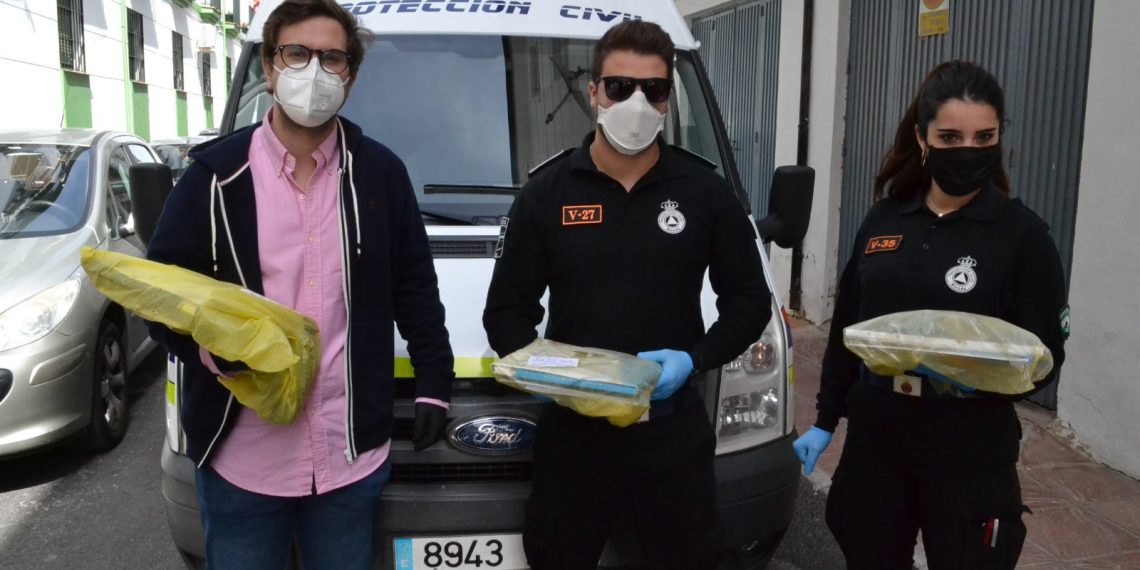 EDUCACIÓN Y PROTECCIÓN CIVIL CONTINÚAN CON EL REPARTO DE MATERIAL ESCOLAR A NUMEROSAS FAMILIAS RONDEÑAS