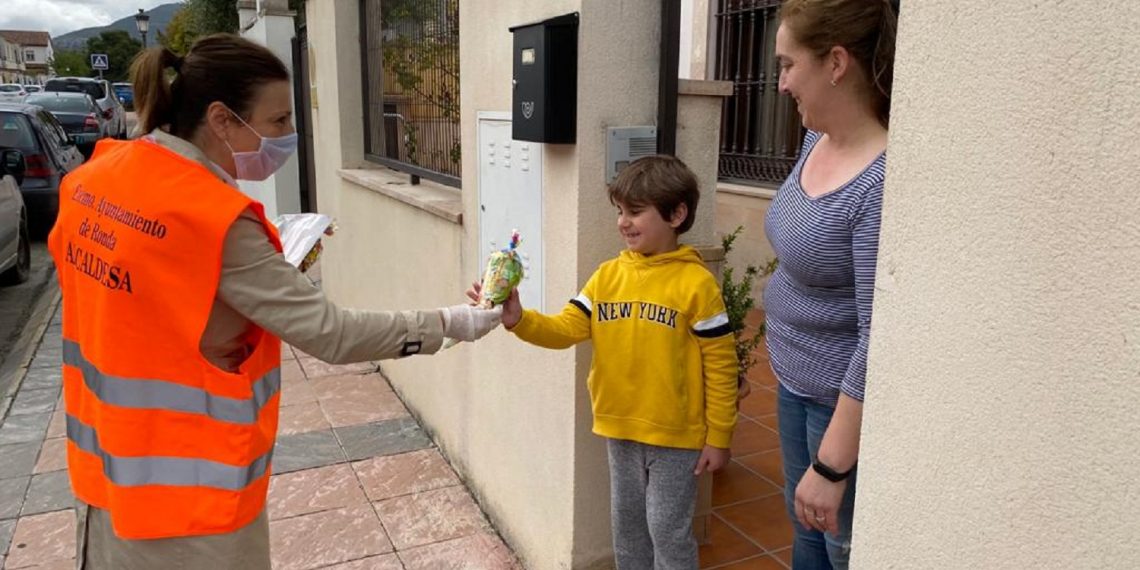 EL AYUNTAMIENTO RECONOCE A LOS NIÑOS QUE SALEN A LA CALLE TRAS SEIS SEMANAS CON UN REPARTO DE GOLOSINAS Y MASCARILLAS