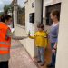 EL AYUNTAMIENTO RECONOCE A LOS NIÑOS QUE SALEN A LA CALLE TRAS SEIS SEMANAS CON UN REPARTO DE GOLOSINAS Y MASCARILLAS