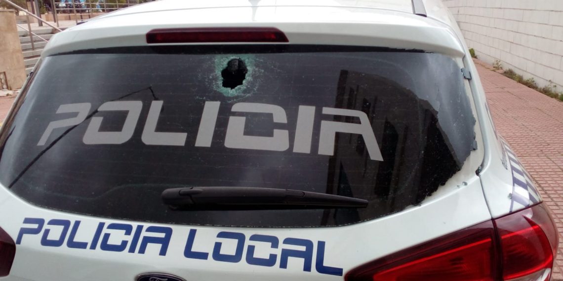 LA POLICÍA LOCAL DE RONDA DETIENE A UN HOMBRE POR ATACAR CON PIEDRAS A DOS AGENTES Y A SU VEHÍCULO