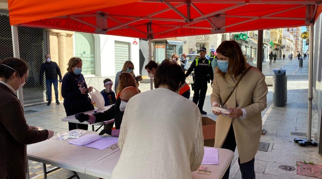 EL AYUNTAMIENTO REPARTE MASCARILLAS A LOS VECINOS DE LA ZONA CENTRO Y DE LA BARRIADA DE PADRE JESÚS